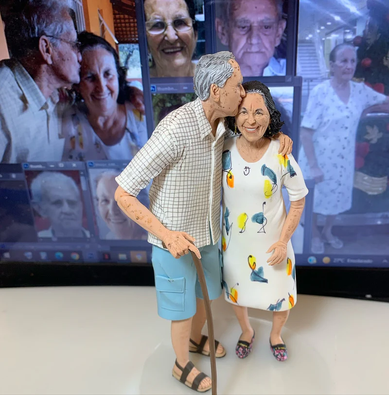 Escultura de casal de idosos baseada em foto real