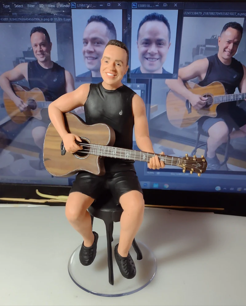 Miniatura de homem tocando violão com fotos de referência ao fundo