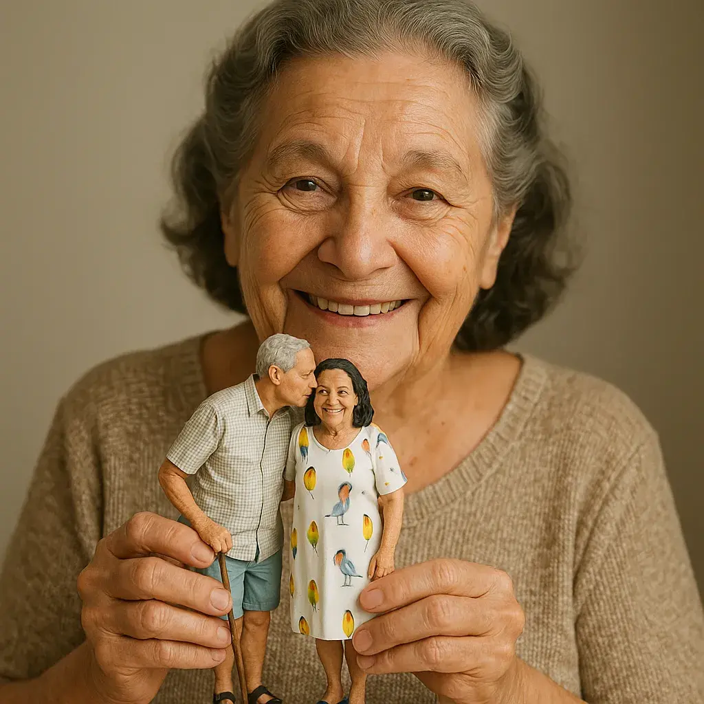 Dona Luiza segurando uma miniatura esculpida de um casal